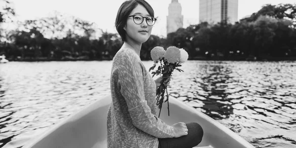 Mujer asiática sosteniendo flores —  Fotos de Stock