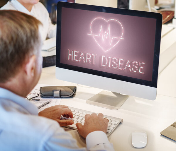 Зрелый бизнесмен, работающий за компьютером