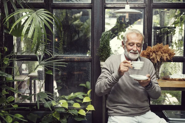 Uomo anziano bere caffè — Foto Stock