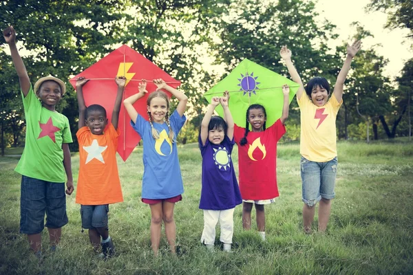 孩子们玩飞的风筝 — 图库照片