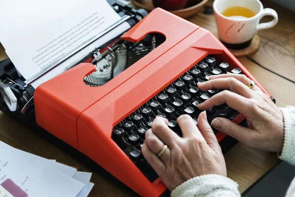 Kobieta pisania na vintage maszyn do pisania — Zdjęcie stockowe