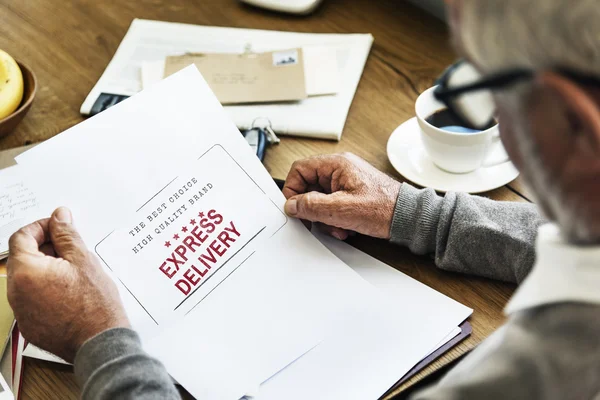 Homem sênior aplicação de leitura — Fotografia de Stock