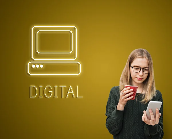 Menina com smartphone e copo vermelho — Fotografia de Stock