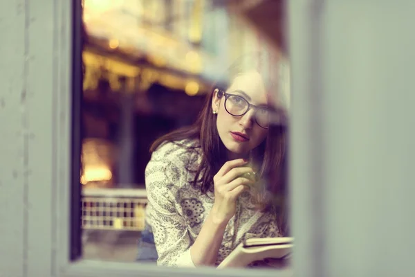 Vrouw denken en schrijven notities — Stockfoto