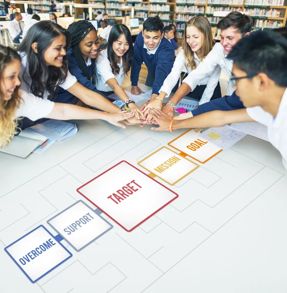 Grupo de diversidade de estudantes — Fotografia de Stock