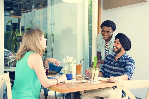 Estudiantes almorzando en la cafetería — Foto de Stock