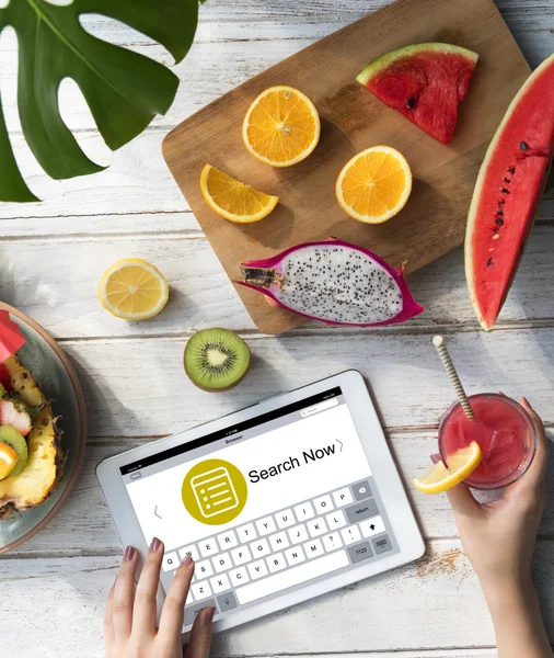 Mesa de madera con frutas y tableta digital —  Fotos de Stock