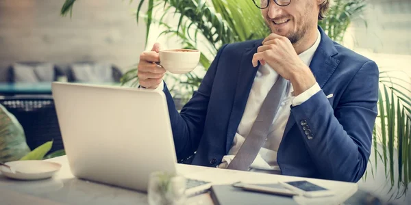 Empresario trabajando con portátil — Foto de Stock