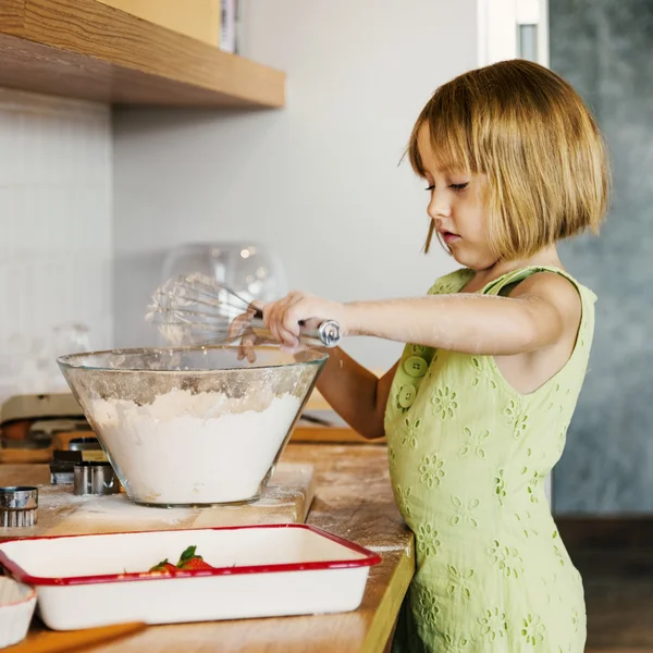 Ragazza facendo pasta per biscotti fatti in casa — Foto Stock
