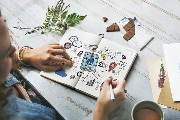 Mujer haciendo notas en el diario —  Fotos de Stock