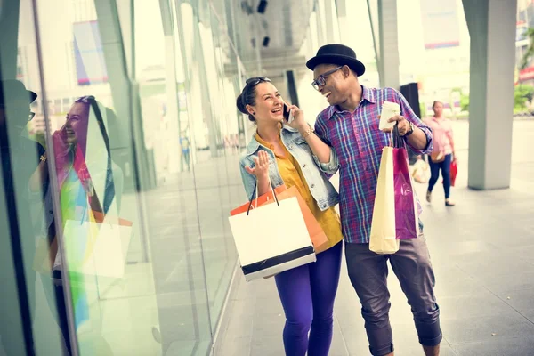 Mujer y hombre hablando mientras va de compras — Foto de Stock