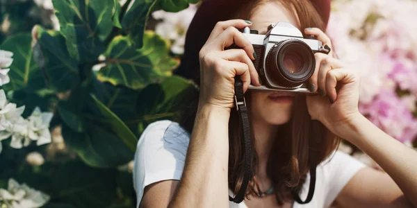 Жінка робить фотографії старовинною камерою — стокове фото