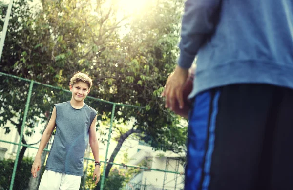 Mannen och pojken spela basket — Stockfoto