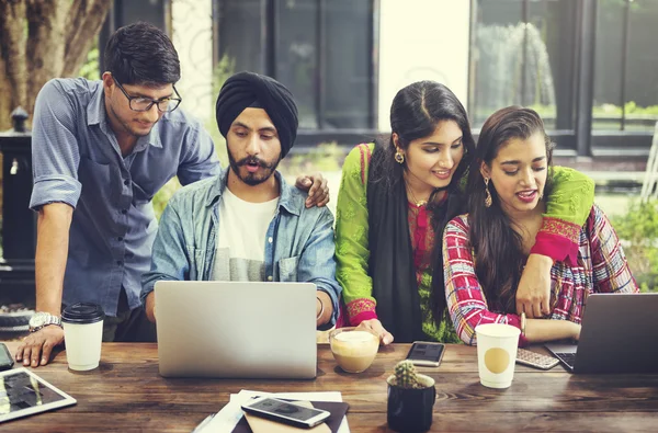 Amigos indianos com gadgets digitais — Fotografia de Stock