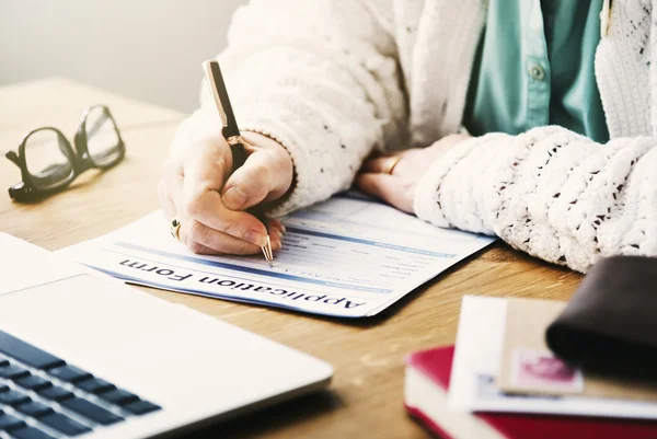 Mujer escribiendo en papel de aplicación —  Fotos de Stock