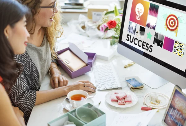 Vrouw op zoek naar computerscherm — Stockfoto