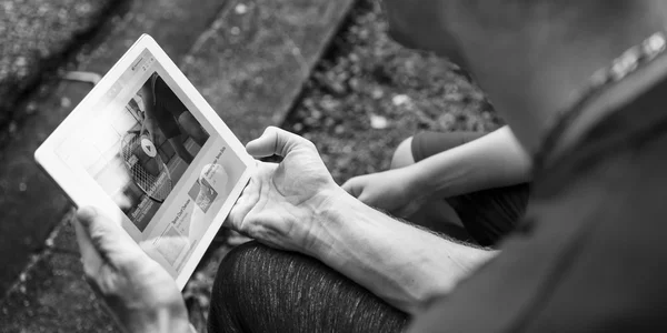 Αγόρι και κατάρτισης περιήγηση στο tablet — Φωτογραφία Αρχείου