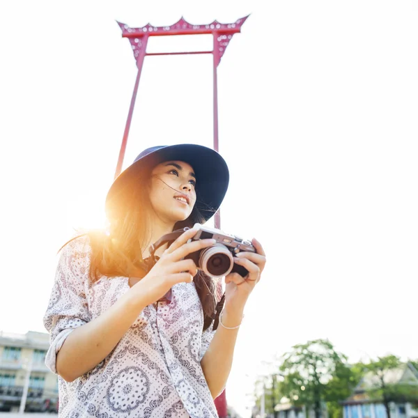 Jovem menina asiática com câmera — Fotografia de Stock