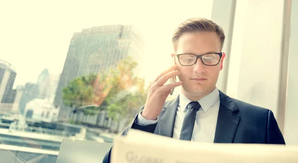 Hombre de negocios guapo en traje y corbata — Foto de Stock