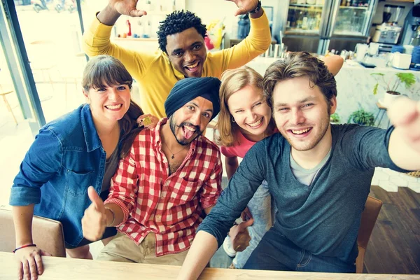 Amigos haciendo foto en smartphone — Foto de Stock