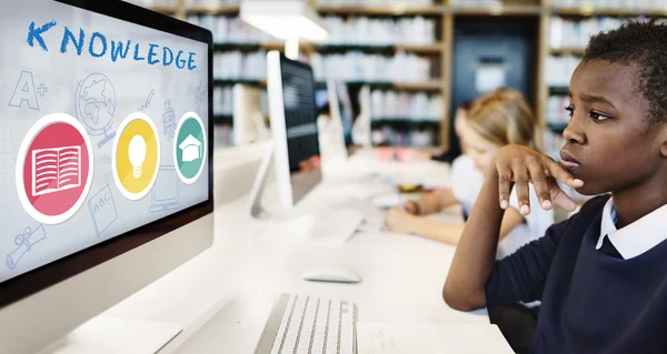 Aluno menino usando computador na escola — Fotografia de Stock