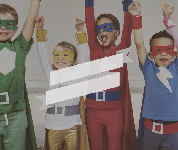 Дети супергероев веселятся вместе.
