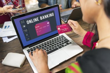 tipik dizüstü klavye üzerinde insanlar