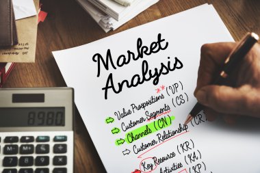 beyaz kağıt üzerine yazma kişi