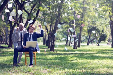 İş adamı ve iş kadını ile laptop Park