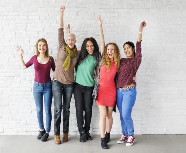 çeşitlilik gülümseyen kadın