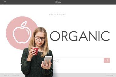 smartphone ve kırmızı Kupası kızla