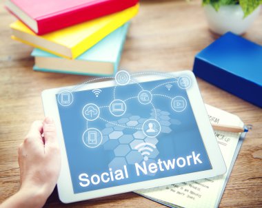 Dijital tablet elinde tutan kişi