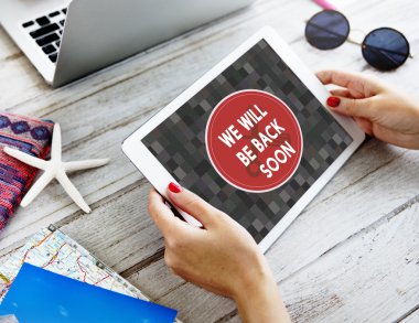 Dijital tablet tutan eller kadın
