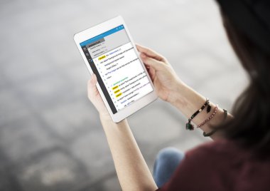 Dijital aygıt kullanan genç kadın