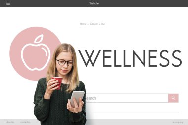 smartphone ve kırmızı Kupası kızla