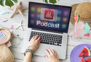 Dizüstü bilgisayarda yazan kadın