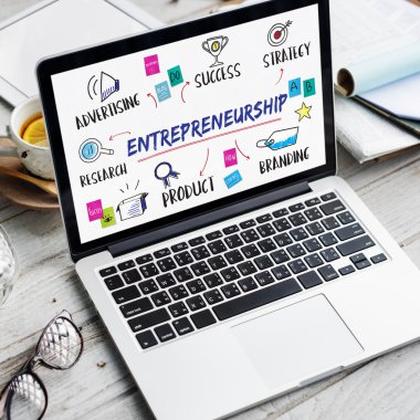 ekrandaki bilgileri ile dizüstü bilgisayar