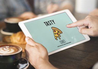 Adam kafede dijital tablet kullanma