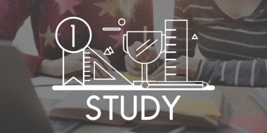 masada oturan ve okuyan kızlar