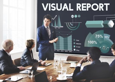 İş adamları birlikte çalışıyor.