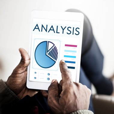 Dijital tablet kullanan işadamı 