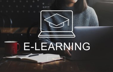 Dizüstü bilgisayarı olan genç kadın 