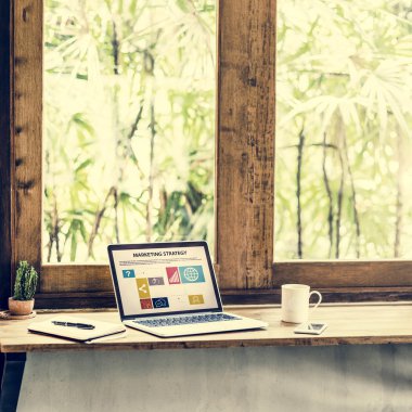 Tablo kavramı üstünde laptop  