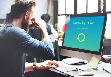 Bilgisayarda çalışan adam