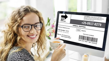  bilgisayar ile çalışan kadın