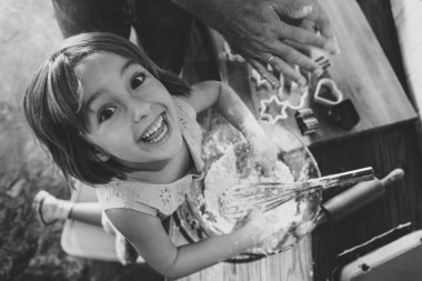 Kız ev yapımı kurabiye hamur yapma