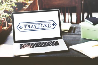 çalışma alanı tablo üstünde laptop