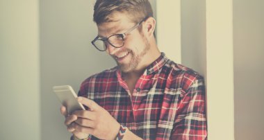 Akıllı telefon kullanan adam 