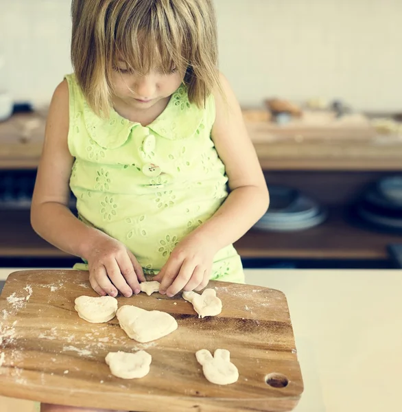 Meisje maken van homemade cookies — Stockfoto