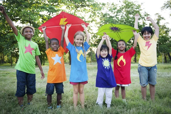 Kinderen spelen met Flying vliegers — Stockfoto